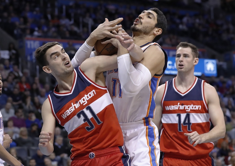 Tomáš Satoranský v jednom ze zápasů  NBA (ilustrační foto).