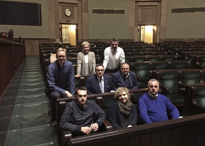 Opoziční poslanci protestují v parlamentu, neustanou ani o Vánocích.