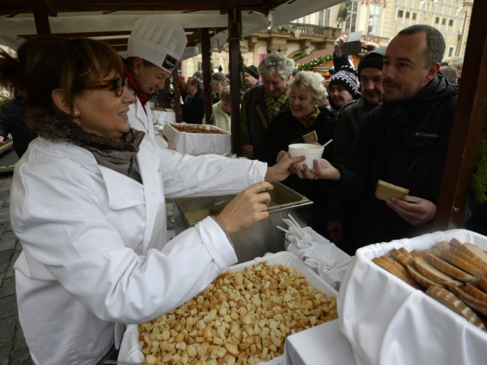 Vydávání polévky v Praze se ujala i pražská primátorka Adriana Krnáčová.