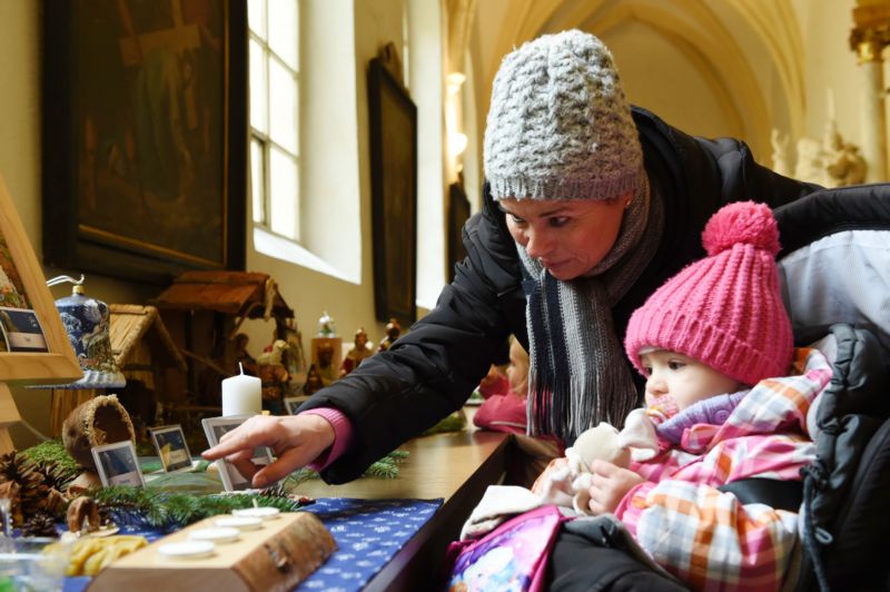 V křížové chodbě kostela svatého Michala v Olomouci se otevřela 24. prosince výstava více než 70 betlémů z celého světa.