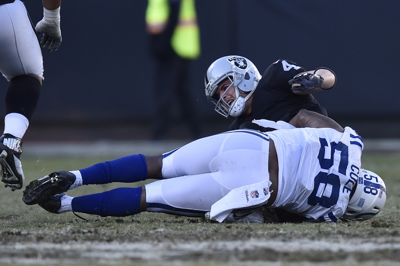 Derek Carr poté, co si způsobil zranění. 