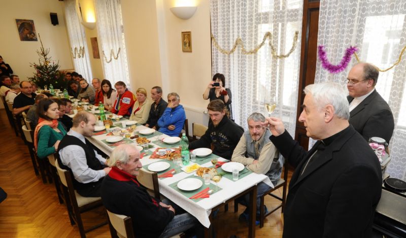 Na celém světě se v neděli na pozvání komunity Sant ́Egidio sešlo ke společnému obědu přibližně 240 tisíc lidí. (Na snímku sváteční oběd na faře kostela svatého Jakuba v centru Brna před dvěma lety).