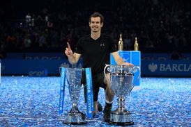 Andy Murray a jeho trofeje.