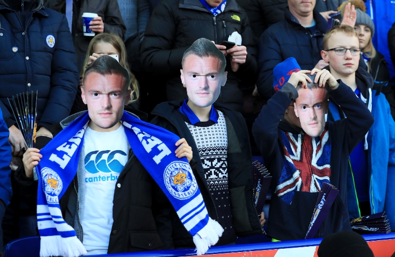 Fanoušci Leicesteru v maskách.