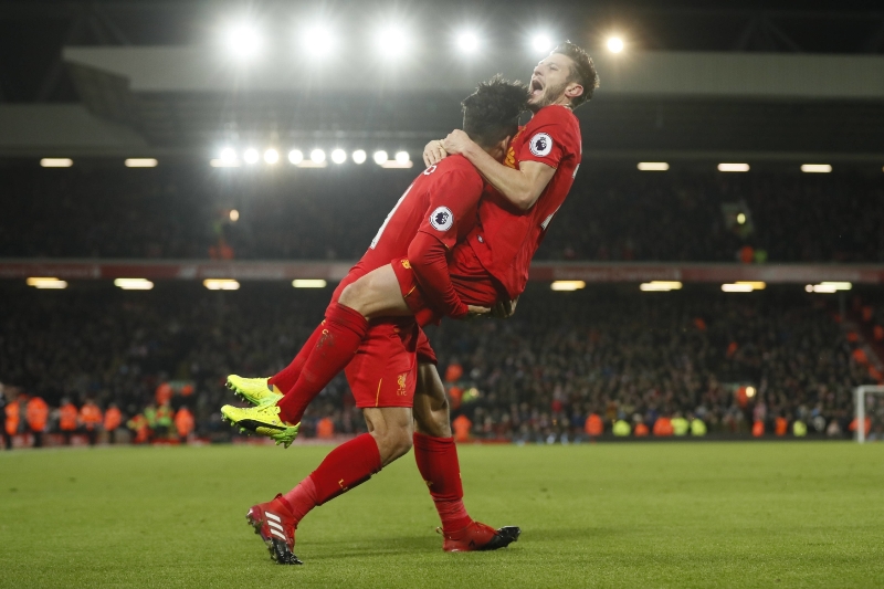 Roberto Firmino se se spoluhráčem raduje z gólu do sítě Stoke City.