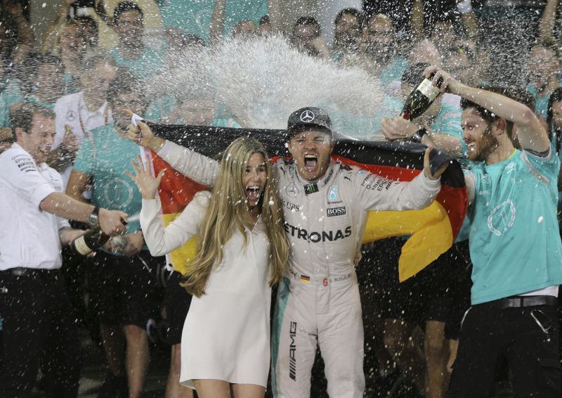Ten, který všem vypálil rybník. Oslavující Nico Rosberg.