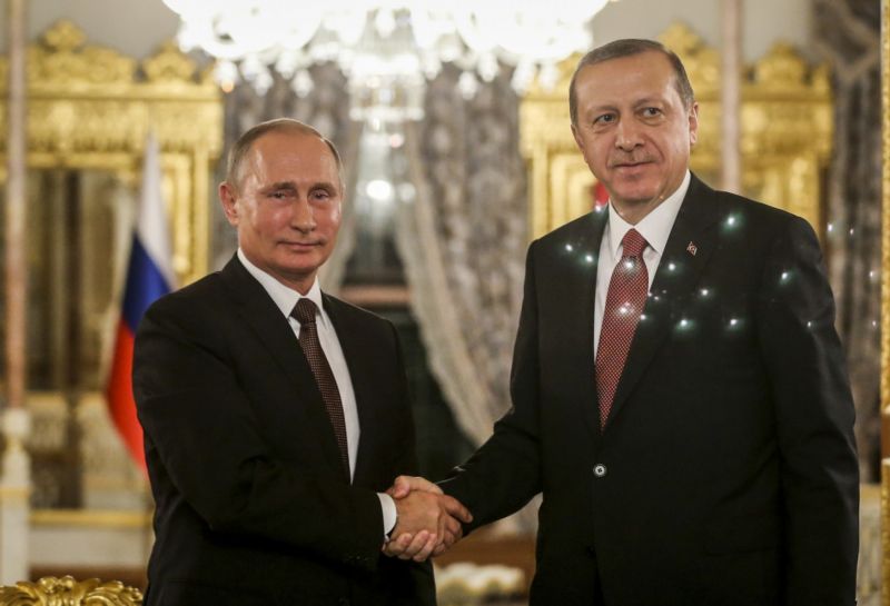 Ruský prezident Vladimi Putin (vlevo) a jeho turecký protějšek Recep Tayyip Erdogan.