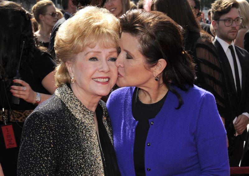Debbie Reynoldsová (vlevo) se svou dcerou Carrie Fisherovou.