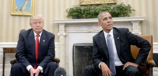 Donald Trump (vlevo) a Barack Obama.