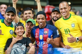 Fotbalista Ronaldinho s fanoušky.