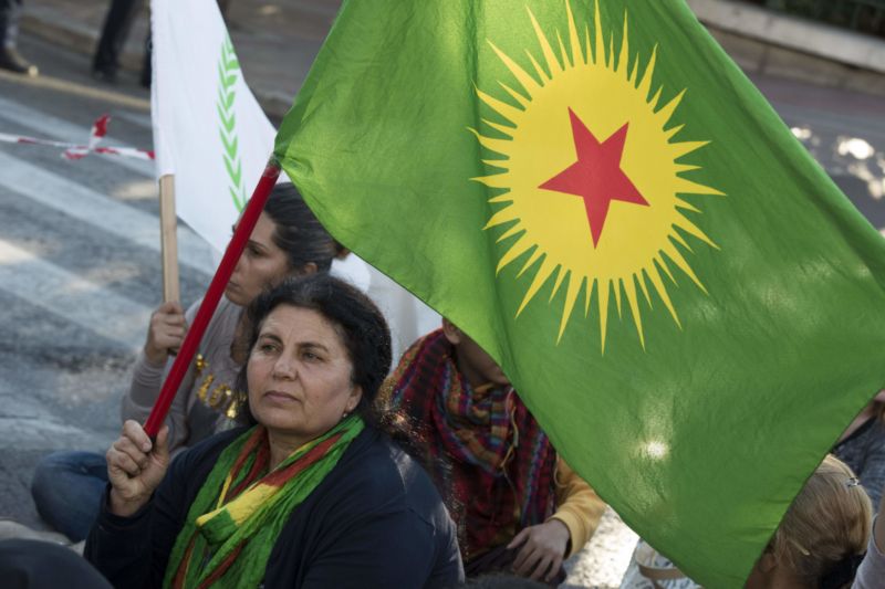 Fotografie z kurdské demonstrace v Athénách proti tureckému prezidentovi.