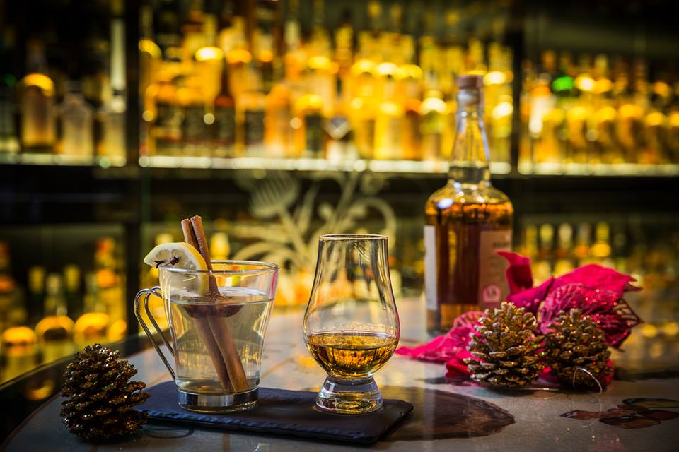 Whisky, alkoholický nápoj destilovaný z obilnin, zrající v dřevěných (nejčastěji dubových) sudech.