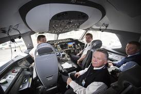 Kapitán Jerzy Makula (vpředu uprostřed na snímku s kolegy piloty), pilot Boeingu 787 Dreamliner, který roku 2012 poprvé přistál na pražském Letišti Václava Havla.