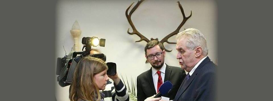Jiří Ovčáček, ředitel Tiskového odboru Kanceláře prezidenta republiky a tiskový mluvčí prezidenta Miloše Zemana (pod parohy).