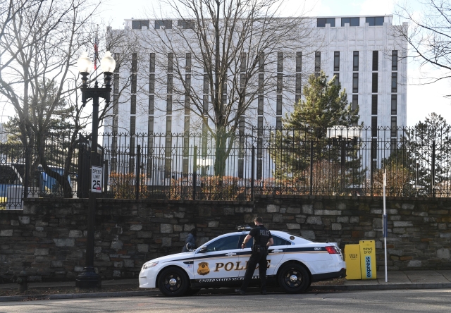 Policejní auto před ruskou ambasádou ve Washingtonu.