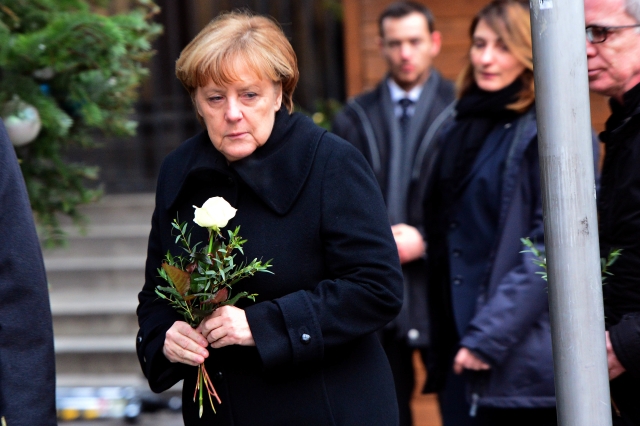 Angela Merkelová uctila památku obětí útoku na vánočních trzích v Berlíně.