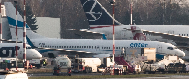 Letadlo společnosti Enter Air na letišti ve Varšavě.