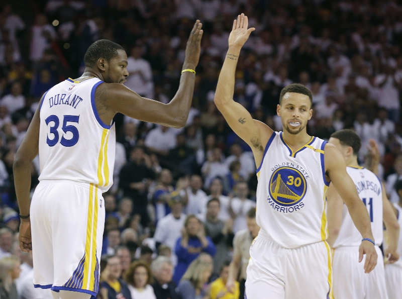 Stephen Curry a Kevin Durant při jednom ze zápasů NBA.