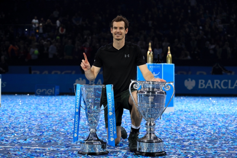 Andy Murray s letošními trofejemi. 