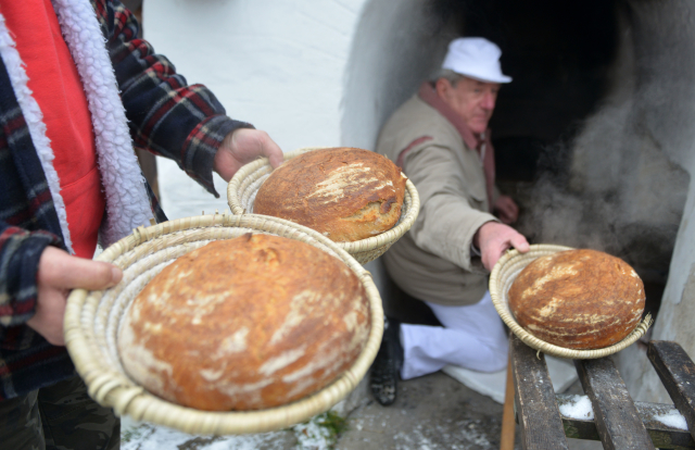 Pečením chleba v obecní peci se symbolicky rozloučili v Lenoře s uplynulým rokem. Pec byla na návsi vybudována v roce 1837, aby sloužila veřejnosti. Nyní o ni pečuje pekař Augustin Sobotovič (na snímku).