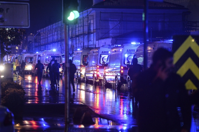 Sanitky před istanbulským klubem.