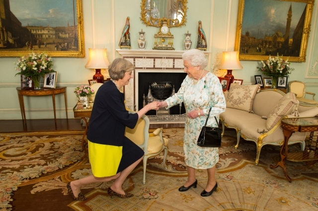 Britská premiérka Theresa Mayová u královny Alžběty II.
