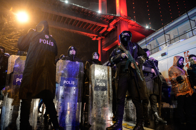 Turecká policie zasahuje na místě činu v istanbulském nočním klubu Reina.