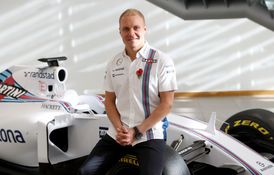 Valtteri Bottas ještě pózující před svým autem.