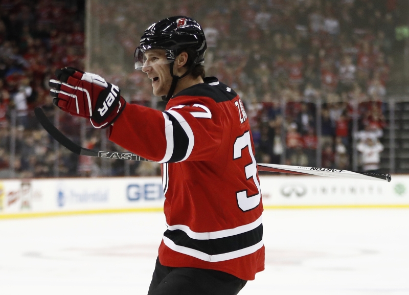 Útočník Pavel Zacha byl na ledě u dvou gólů hokejistů New Jersey, kteří v pondělním utkání NHL porazili Boston 3:0.