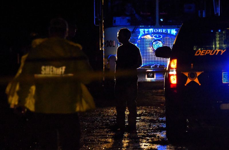 Záchranáři a policisté v místě, které bylo zasaženo bouří.