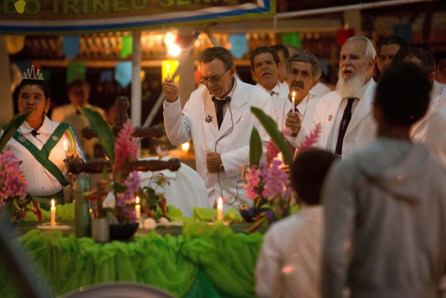 Ayahuasca se připravuje a pije podle šamanských rituálů. Ayahuasca se připravuje a pije podle šamanských rituálů.