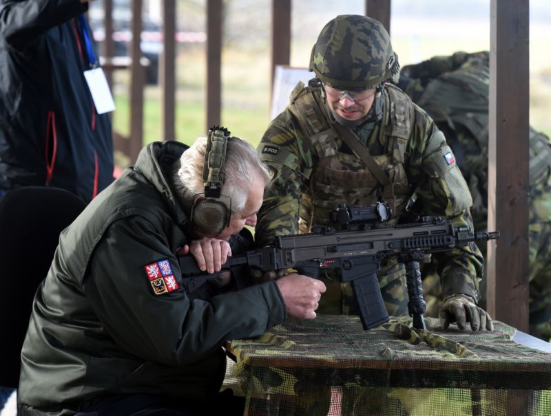 Miloš Zeman na střelnici. 