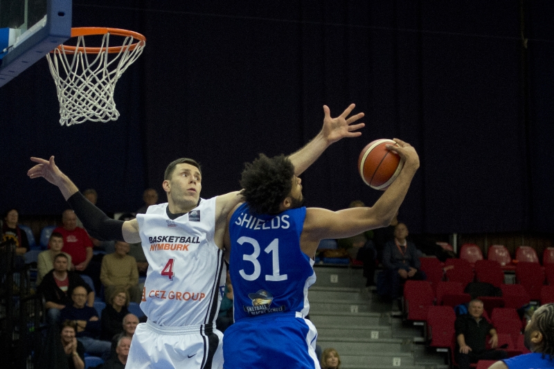 Basketbalisté Nymburka při hře s Frankfurtem.