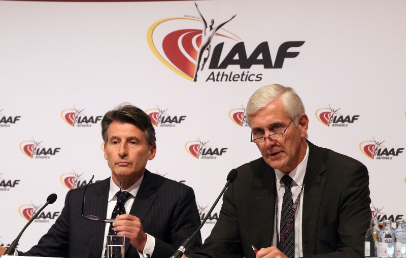 Činovníci mezinárodní atletické federace. 