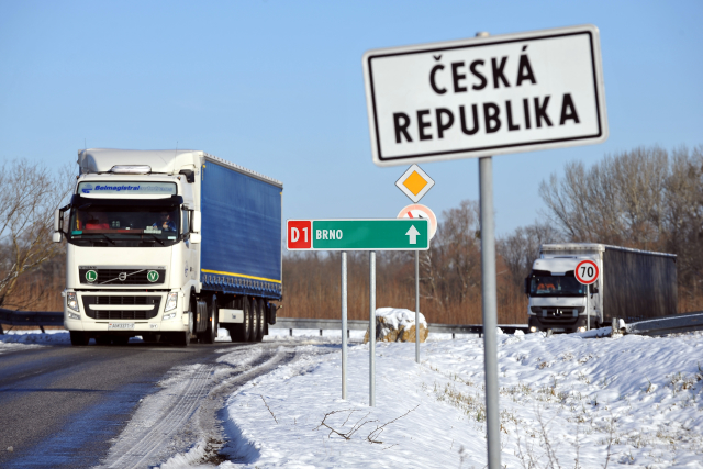 Situaci na českých silnicích zkomplikovaly intenzivní sněhové srážky.