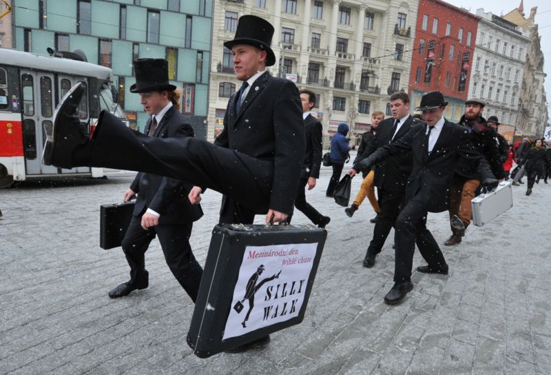 Účastníci pochodu napodobují styl chůze, který předvedl herec John Cleese v seriálu Monty Pythonův létající cirkus.