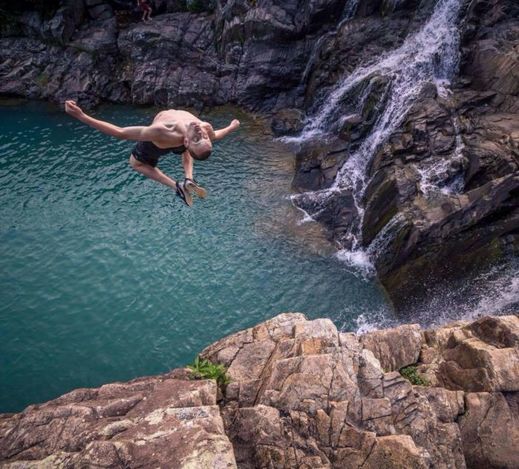 Parkour se dá provozovat i v přírodě.