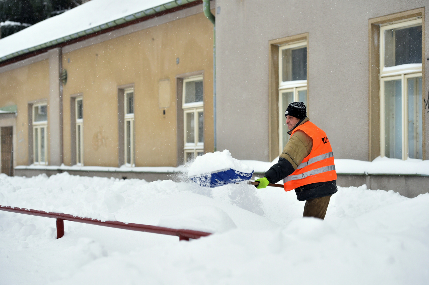 Česko zasypal sníh, zkomplikoval dopravu, uzavřel silnice.