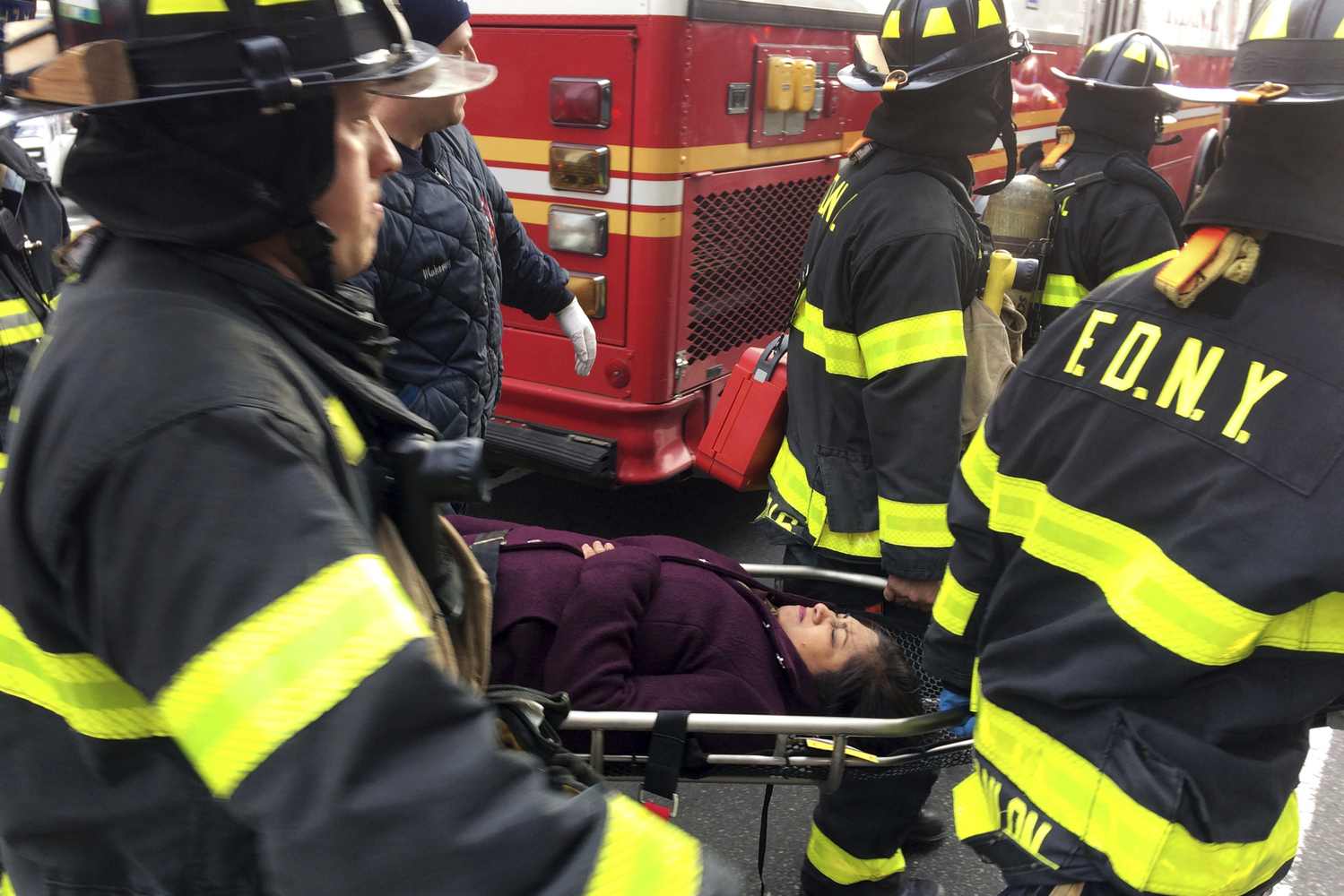 V New Yorku vykolejil vlak, přes 100 lidí se zranilo.