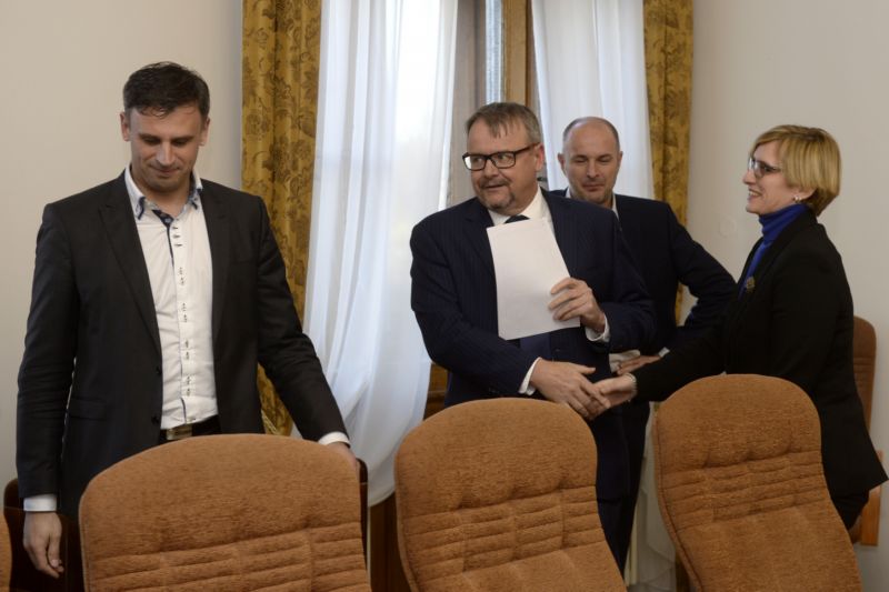 Ministr dopravy Ťok a ministryně pro místní rozvoj K. Šlechtová na jednání.