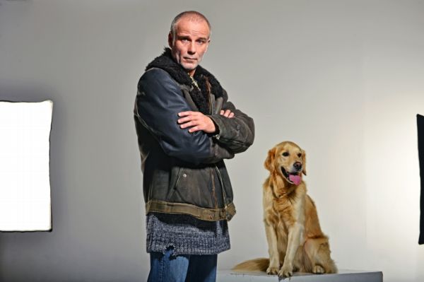 Lukáš Vaculík je coby kriminalista Petr Kraj samotářské povahy, parťáka mu děl retriever Egon.