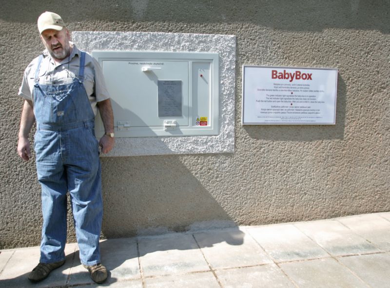 Luvdík Hess u jednoho z babyboxů.