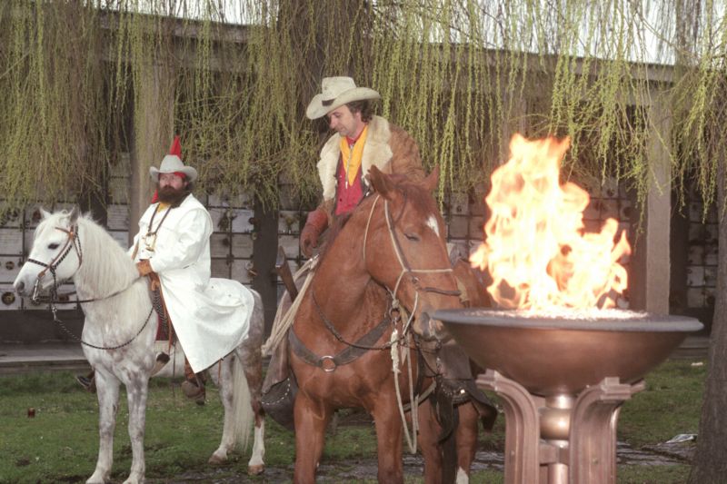 Členové Čs. Pony expresu při pohřbu zpěváka Michala Tučného.