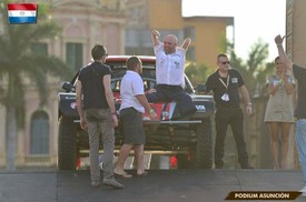 Philippe Croizon na kapotě svého BMW