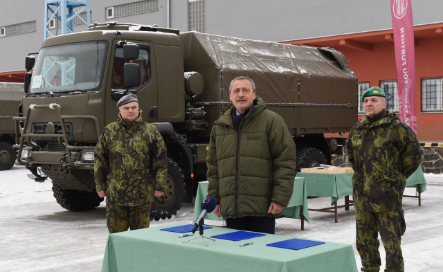 V Centru zabezpečení materiálem technických služeb ve Štěpánově na Olomoucku předali dalších 26 kusů nákladních vozidel Tatra T-810 v modifikaci valník se zvedacím čelem. Vozidla jsou určena pro 20 vojenských útvarů a zařízení Armády ČR. Na snímku vlevo je náčelník centra Ján Keveš, uprostřed ministr obrany Martin Stropnický a vpravo zástupce náčelníka Generálního štábu AČR Jiří Baloun.