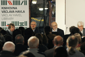 Konference ke 40. výročí vzniku Charty 77 s názvem Charta vlastníma očima v Praze. Na snímku signatáři Charty 77 (zleva) Petruška Šustrová, Daniel Kumermann, František Janouch a Petr Pithart.