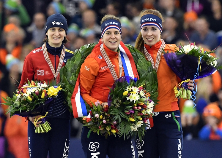 Rychlobruslařka Martina Sáblíková na stupních vítězů vedle Nizozemek Ireen Wüstové a Antoinetty de Jongové.