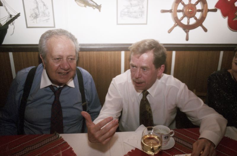 Portugalský prezident Mário Soares (vlevo) a český prezident Václav Havel v rozhovoru během soukromé večeře v restauraci na Rašínově nábřeží (16. listopadu 1994).