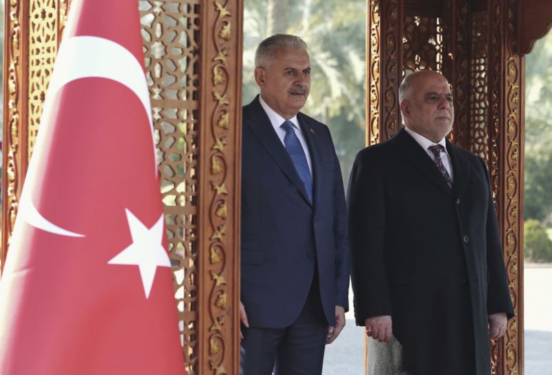 Turecký premiér Binali Yildirim (vlevo) a irácký premiér Hajdar Abádí.