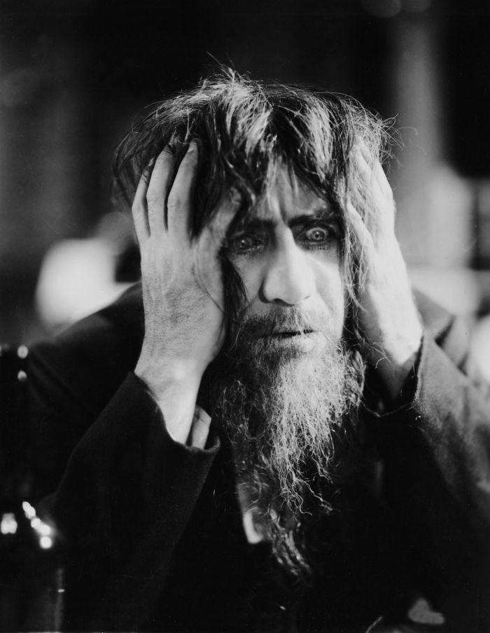 Herec Gregori Chmara jako Rasputin